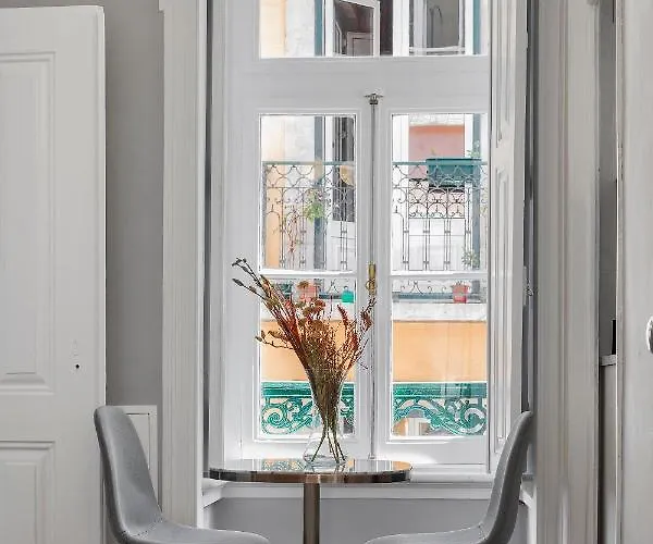 Small Design Studio - Rosa, Bairro Alto Lisbona, Portogallo