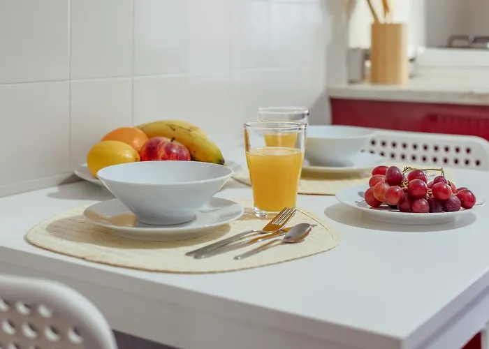 Elegant 3 Bedroom Apt - City Centre - Garage - Metro Lisboa, Portugal