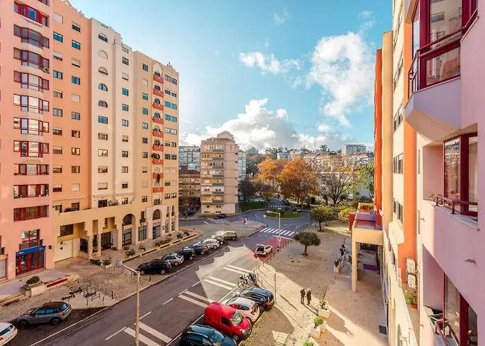 Elegant 3 Bedroom Apt - City Centre - Garage - Metro Lisboa, Portugal